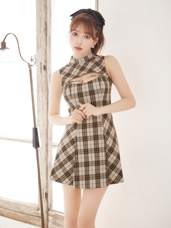 ベージュ モデル：三上悠亜　身長：159cm　着用サイズ：Sサイズ