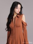 画像2: XSサイズあり【Glossy/グロッシー】オフショルダー/ カットデザイン/ フレア/ ミニドレス/ キャバドレス[OF08] (2)