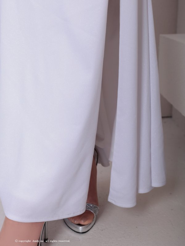 ホワイト モデル:あみ 着用サイズ:Sサイズ