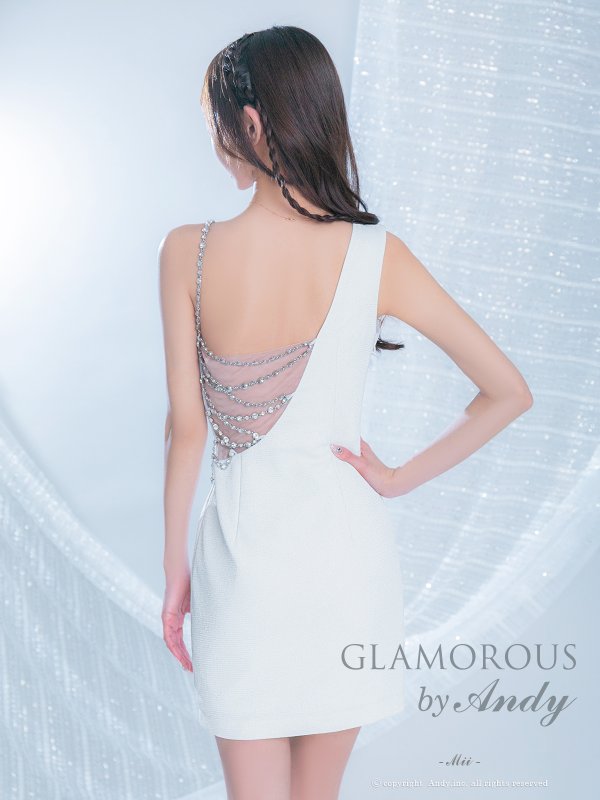 ホワイト　モデル：みい　着用サイズ：Sサイズ