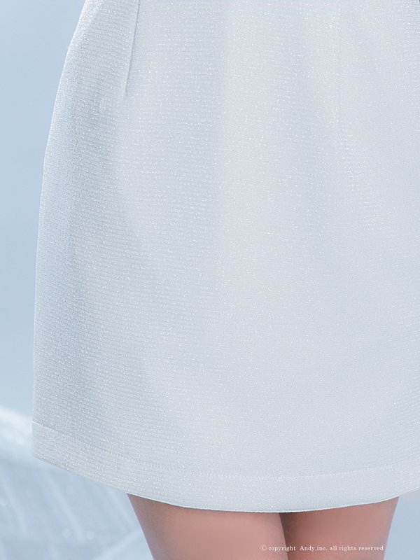 ホワイト　モデル：みい　着用サイズ：Sサイズ