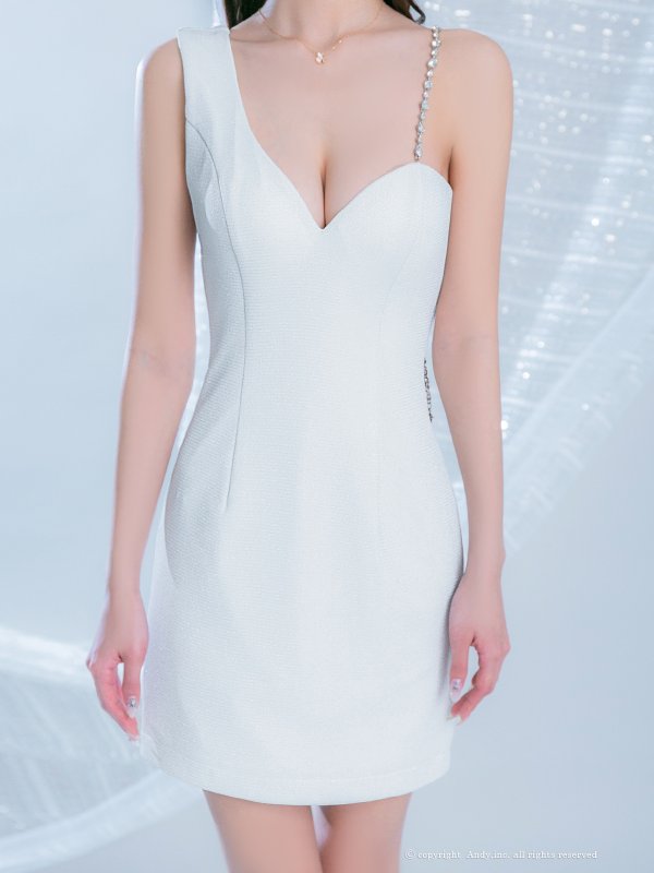 ホワイト　モデル：みい　着用サイズ：Sサイズ