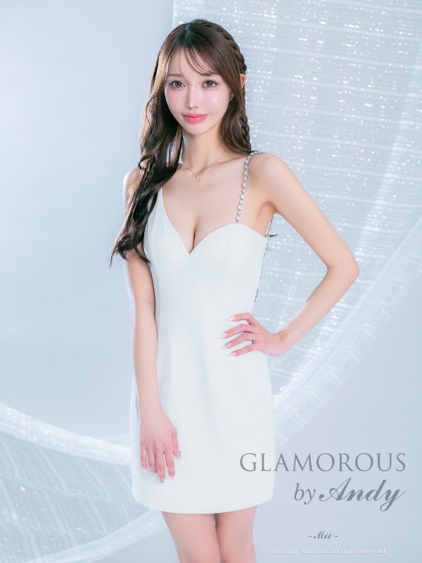 ホワイト　モデル：みい　着用サイズ：Sサイズ