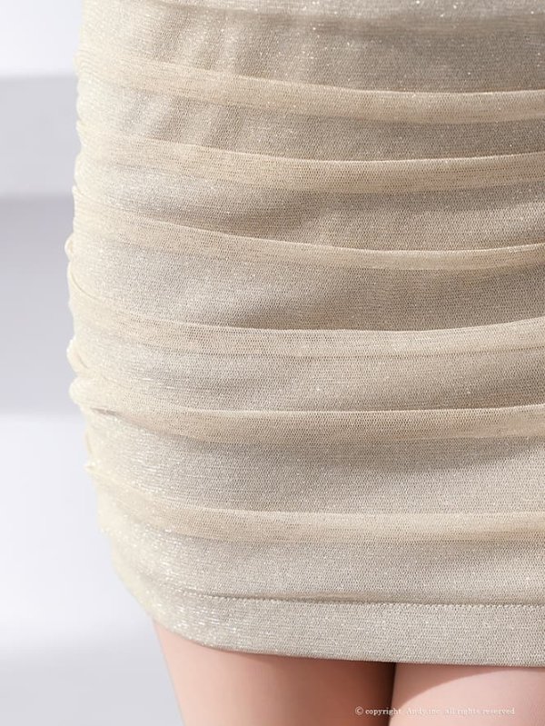 シャンパンゴールド モデル：りさ　身長：164cm　着用サイズ：Sサイズ