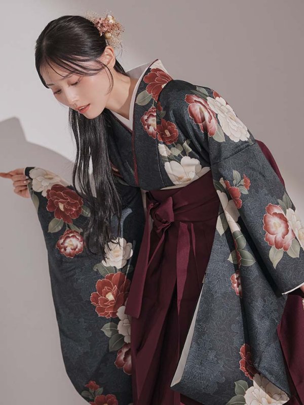 画像2: 【予約商品/1月中旬発送予定】白×赤椿 ブラック二尺袖着物【卒業袴３点セット 二尺袖着物/帯/袴】 (2)