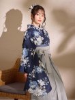 画像2: 【予約商品/1月中旬発送予定】青フラワーブーケ ブルー二尺袖着物【卒業袴３点セット 二尺袖着物/帯/袴】 (2)