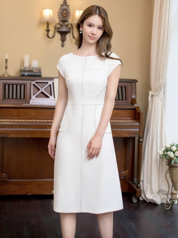 ホワイト モデル:Aoli 身長:162cm 着用サイズ:7号(Sサイズ)