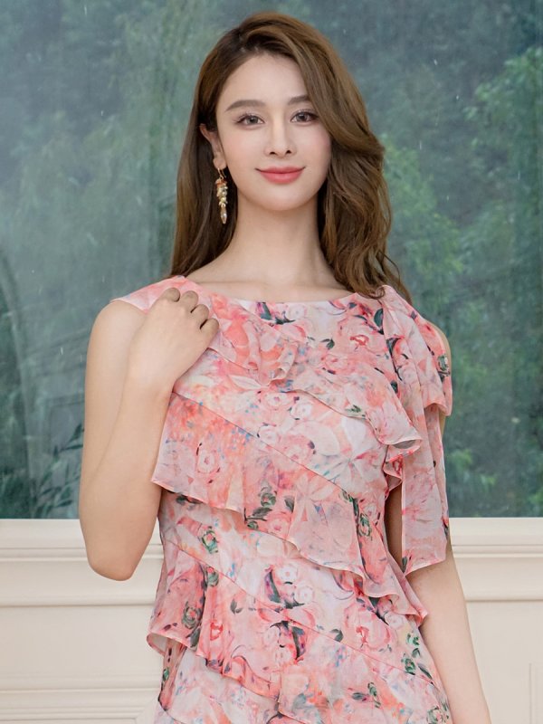 ピンク モデル:Aoli 身長:162cm 着用サイズ:7号(Sサイズ)
