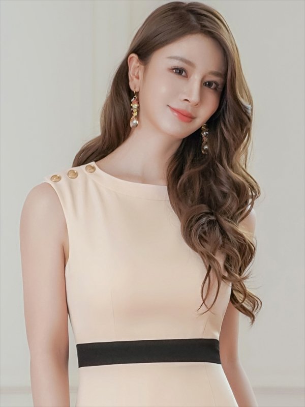 ベージュ モデル：Aoli　身長：162cm 着用サイズ：7号(Sサイズ)