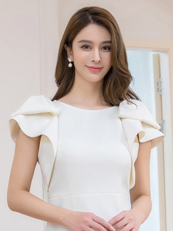 ホワイト　モデル：Aoli　身長：162cm　着用サイズ：7号(Sサイズ)