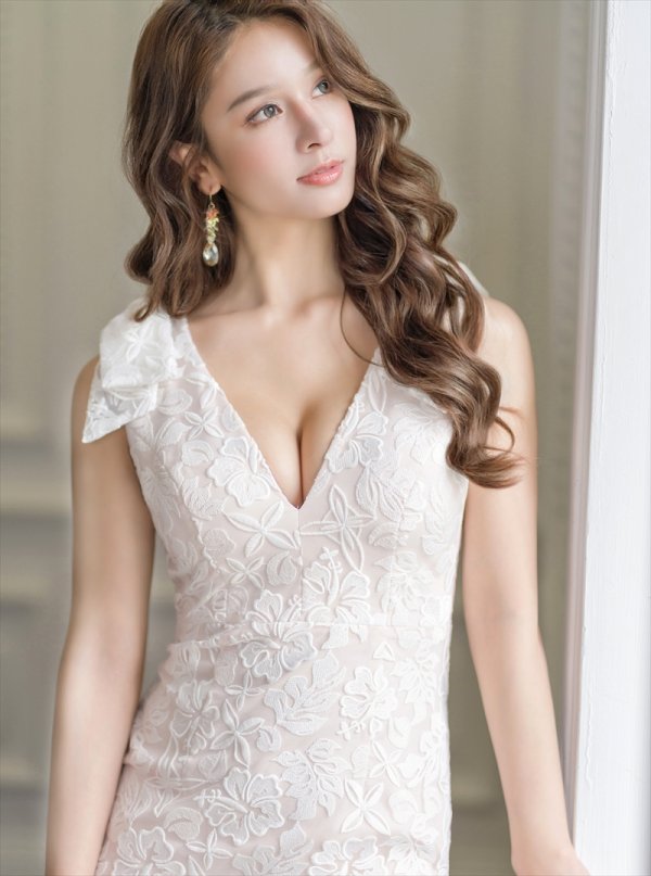 ホワイト　モデル：Aoli　身長：162cm　着用サイズ：7号(Sサイズ)