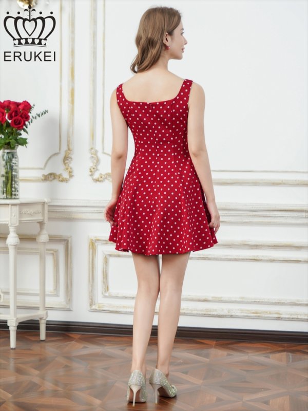 レッドxホワイト モデル：Aoli　身長：162cm 着用サイズ：7号(Sサイズ)