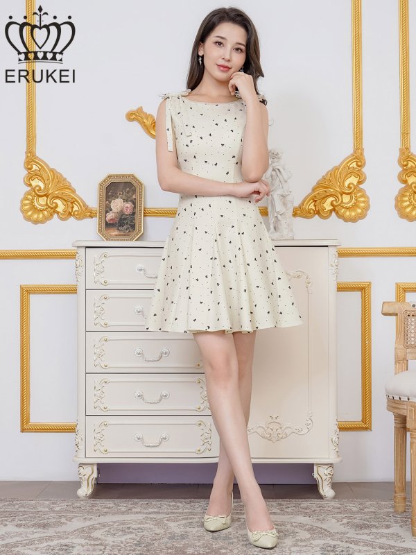 アイボリー×ブラック モデル：Didi　身長：166cm　着用サイズ：7号(Sサイズ)