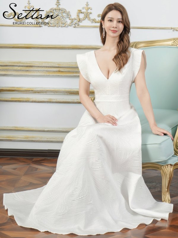 ホワイト モデル：Aoli　身長：162cm 着用サイズ：7号(Sサイズ)