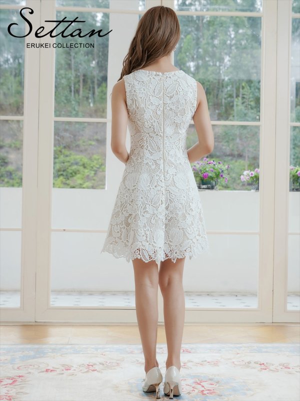 ホワイト モデル：Aoli　身長：162cm 着用サイズ：7号(Sサイズ)