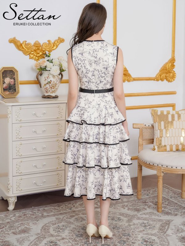 ブラックホワイト モデル：Didi　身長：166cm　着用サイズ：7号(Sサイズ)着用