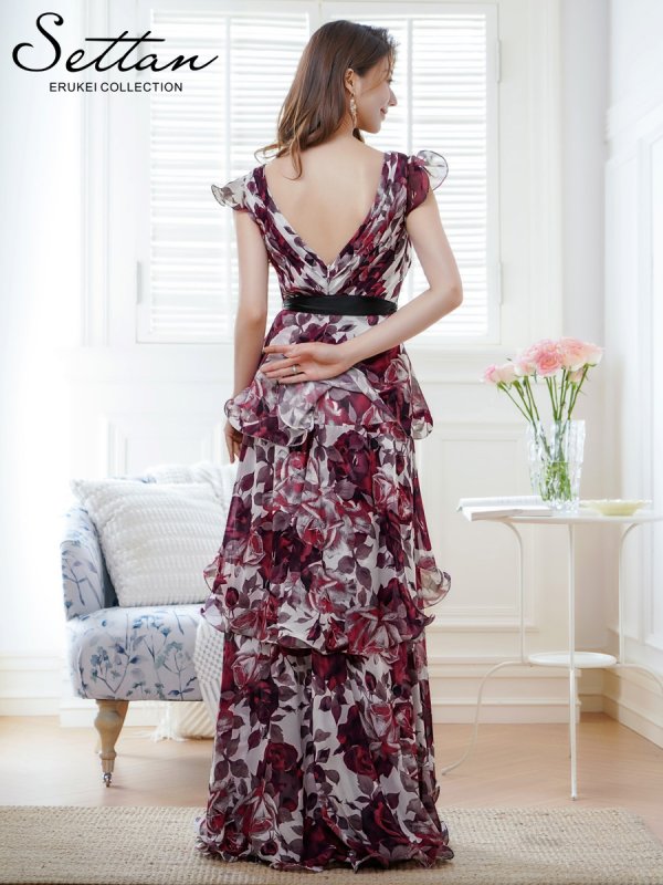 ホワイトxワインレッド モデル:Qiqi 身長:160cm 着用サイズ:7号(Sサイズ)