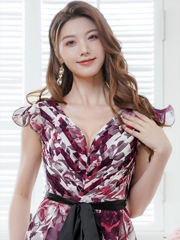 ホワイトxワインレッド モデル:Qiqi 身長:160cm 着用サイズ:7号(Sサイズ)