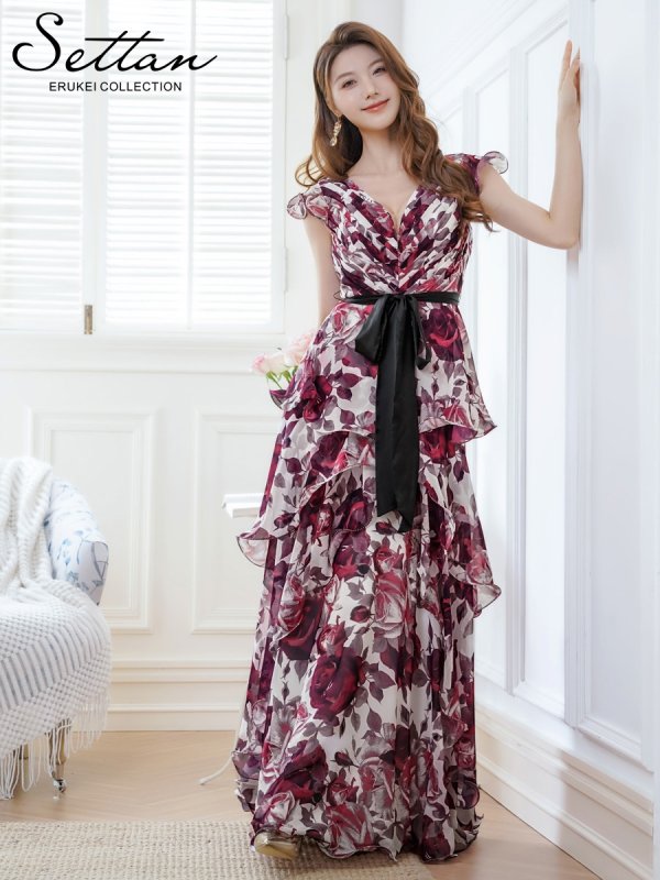 ホワイトxワインレッド モデル:Qiqi 身長:160cm 着用サイズ:7号(Sサイズ)