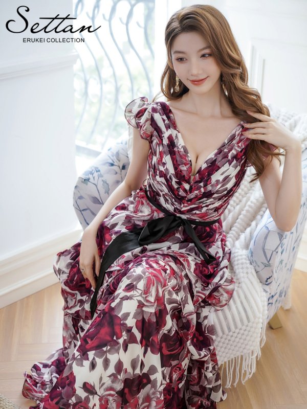 ホワイトxワインレッド モデル:Qiqi 身長:160cm 着用サイズ:7号(Sサイズ)