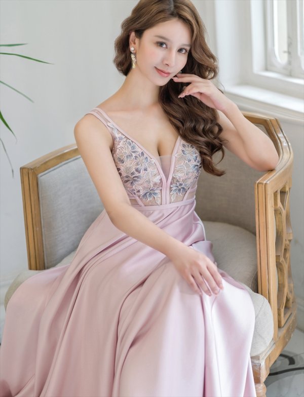 ピンク モデル:Aoli 身長:162cm:7号(Sサイズ)