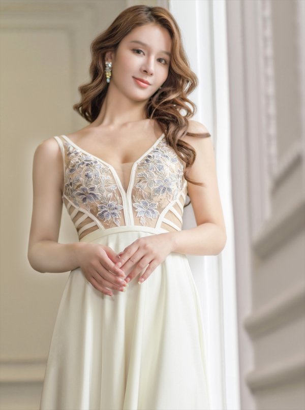 アイボリー モデル:Aoli 身長:162cm:7号(Sサイズ)