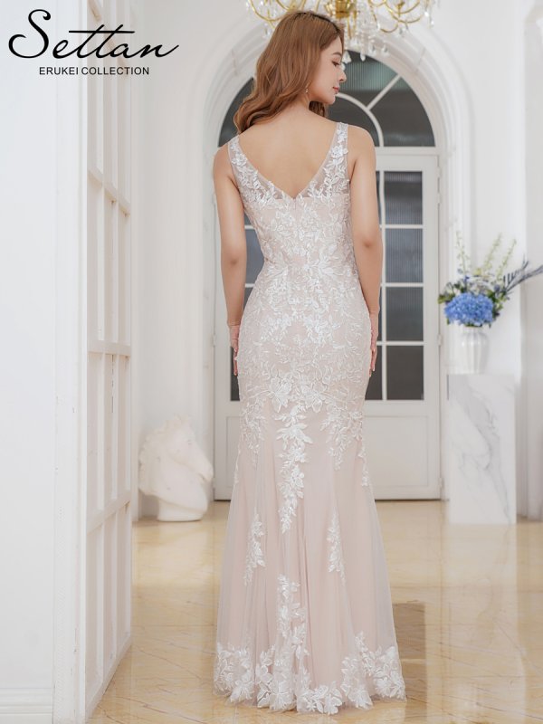 ホワイトxベージュ モデル：Aoli　身長：162cm 着用サイズ：7号(Sサイズ)