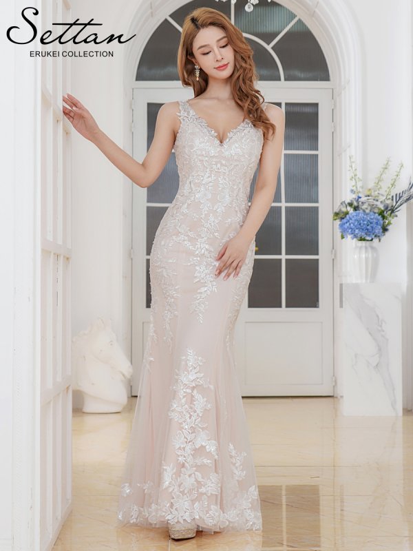 ホワイトxベージュ モデル：Aoli　身長：162cm 着用サイズ：7号(Sサイズ)