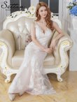 ホワイトxベージュ モデル：Aoli　身長：162cm 着用サイズ：7号(Sサイズ)