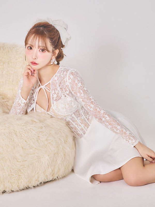 ホワイト　モデル：三上悠亜　身長：159cm　着用サイズ：7号(Sサイズ)着用