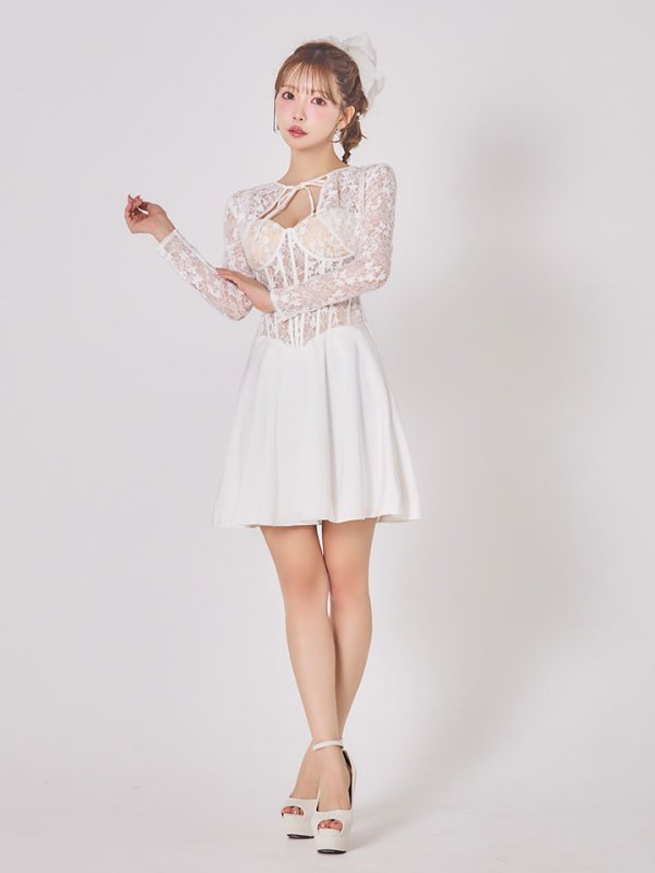 ホワイト　モデル：三上悠亜　身長：159cm　着用サイズ：7号(Sサイズ)着用