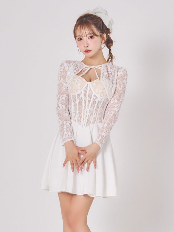 ホワイト　モデル：三上悠亜　身長：159cm　着用サイズ：7号(Sサイズ)着用