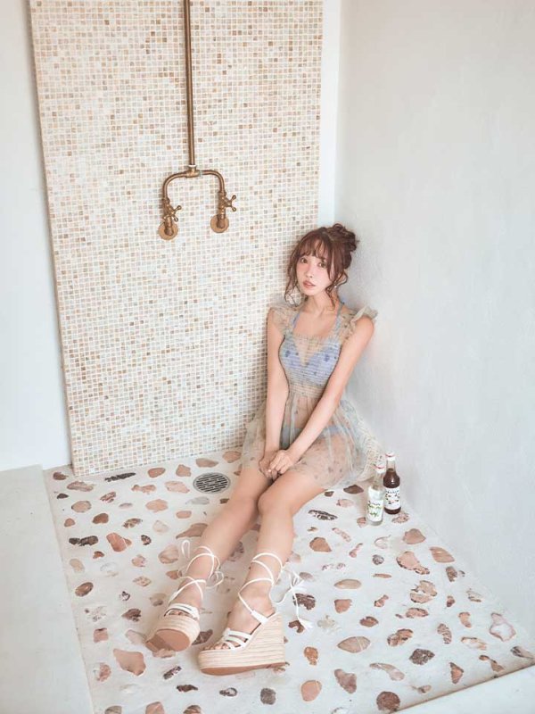 ブルー　モデル:三上悠亜 身長:159cm 着用サイズ:Sサイズ