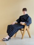 画像2: 【即日発送】【メンズ浴衣】紺地に格子柄紳士浴衣【浴衣３点セット 浴衣/帯/下駄】[YMT] (2)