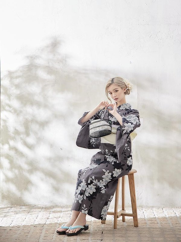 画像9: 【即日発送】【浴衣】クラシカルグレーの百合浴衣 【浴衣３点セット 浴衣/帯/下駄】[YMT] (9)