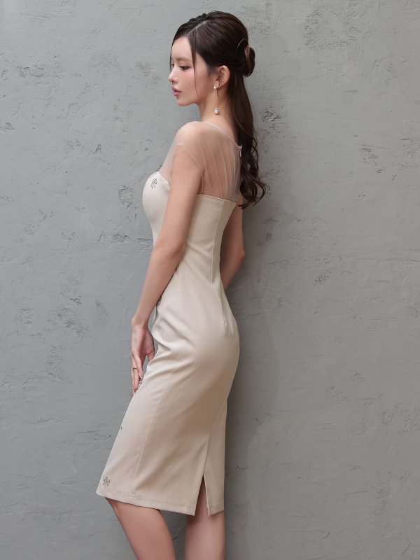 ベージュ　モデル：カレン　身長：165cm　着用サイズ：XSサイズ