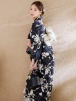 画像11: 黒地ストライプ彼岸花浴衣 【浴衣３点セット 浴衣/帯/下駄】 OBI-hira-100-ok-15-WxW / HIMO-900-yn-4-GYxGY /  YA-73-kn-GY / GETA-01-kj-1-B/ [y/OF01] (11)