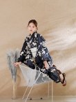 画像12: 黒地ストライプ彼岸花浴衣 【浴衣３点セット 浴衣/帯/下駄】 OBI-hira-100-ok-15-WxW / HIMO-900-yn-4-GYxGY /  YA-73-kn-GY / GETA-01-kj-1-B/ [y/OF01] (12)