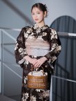 画像9: 【予約 / 5月下旬発送予定】ブラウン地の宵染牡丹浴衣 OBI-g-500-kj-7-GYGE / HIMO-900-yn-7-MOC / HEKO-800-sb-11-MOC / YA-594-kj-CL / GETA-02-ok-4-MOC / [y/YMT] (9)