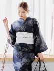 画像10: 線画フラワー紺地浴衣【浴衣３点セット 浴衣/帯/下駄】 OBI-hira-100-ok-15-WxW / HIMO-900-yn-1-B / YA-1072-kn-B / GETA-01-kj-1-B/ [y/OF01] (10)
