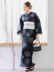 画像11: 線画フラワー紺地浴衣【浴衣３点セット 浴衣/帯/下駄】 OBI-hira-100-ok-15-WxW / HIMO-900-yn-1-B / YA-1072-kn-B / GETA-01-kj-1-B/ [y/OF01] (11)
