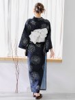 画像17: 線画フラワー紺地浴衣【浴衣３点セット 浴衣/帯/下駄】 OBI-hira-100-ok-15-WxW / HIMO-900-yn-1-B / YA-1072-kn-B / GETA-01-kj-1-B/ [y/OF01] (17)