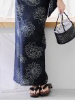 画像19: 線画フラワー紺地浴衣【浴衣３点セット 浴衣/帯/下駄】 OBI-hira-100-ok-15-WxW / HIMO-900-yn-1-B / YA-1072-kn-B / GETA-01-kj-1-B/ [y/OF01] (19)