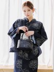 画像2: 線画フラワー紺地浴衣【浴衣３点セット 浴衣/帯/下駄】 OBI-hira-100-ok-15-WxW / HIMO-900-yn-1-B / YA-1072-kn-B / GETA-01-kj-1-B/ [y/OF01] (2)