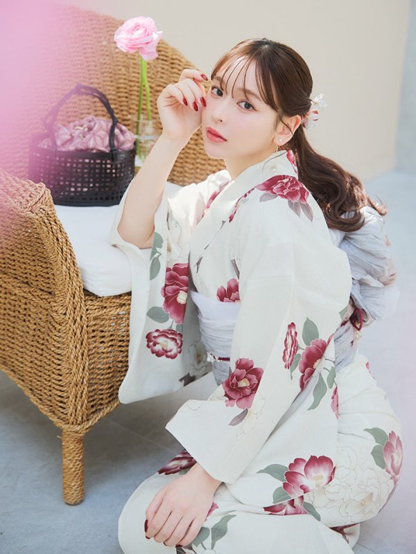 画像1: 白紅椿柄浴衣【浴衣３点セット 浴衣/帯/下駄】OBI-g-500-kj-7-GYGE / HIMO-902-kj-5-RosePK / HEKO-800-sb-5-W / YA-1002-kj-R / GETA-02-ok-7-R / [YMT] (1)