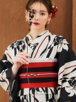 画像15: 【浴衣】ストライプ×百合レトロモダン浴衣 【浴衣３点セット 浴衣/帯/下駄】 (OBI-hira-100-ok-12-RxB/HEKO-800-sb-5-WH/HIMO-900-yn-1-BK / YA-1027-wk-R /GETA-02-ok-7-R)[YMT] (15)