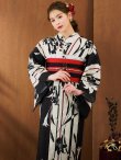 画像2: 【浴衣】ストライプ×百合レトロモダン浴衣 【浴衣３点セット 浴衣/帯/下駄】 (OBI-hira-100-ok-12-RxB/HEKO-800-sb-5-WH/HIMO-900-yn-1-BK / YA-1027-wk-R /GETA-02-ok-7-R)[YMT] (2)