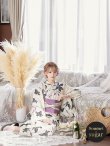 画像1: 【即日発送！】【浴衣】白地×百合柄浴衣 【浴衣３点セット 浴衣/帯/下駄】(OBI-hira-100-ok-7-PLMxW / HIMO-900-yn-1-BK / HEKO-800-sb-3-BR / GETA-02-ok-6-PL ）[YMT] (1)