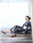 画像9: 【即日発送】ネイビー地x百合柄浴衣 OBI-siwa-202-ok-6-W / HIMO-900-yn-4-GYxGY / YA-948-kj-NV / HEKO-800-sb-5-W / GETA-02-ok-2-IV [YMT] (9)
