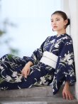 画像10: 【即日発送】ネイビー地x百合柄浴衣 OBI-siwa-202-ok-6-W / HIMO-900-yn-4-GYxGY / YA-948-kj-NV / HEKO-800-sb-5-W / GETA-02-ok-2-IV [YMT] (10)